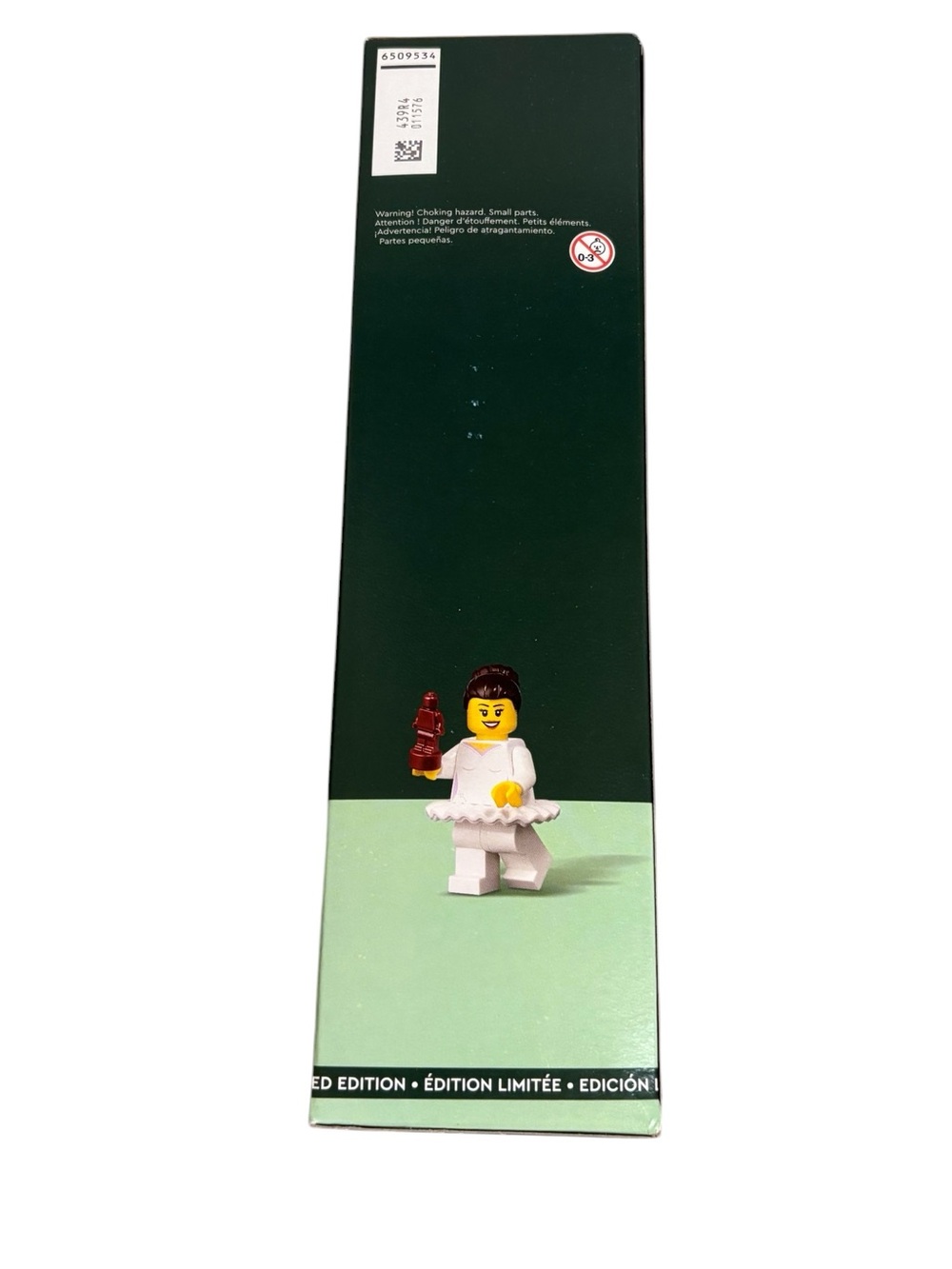 Lego Ballerina & Nutcracker Scene Set (#40701) - Picture 4 of 7